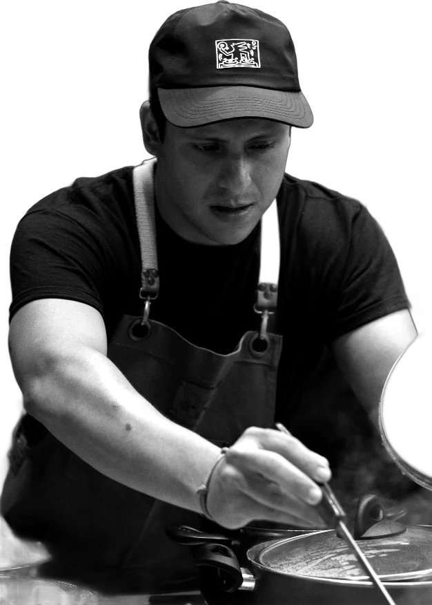 Chef Chinoiz cocinando en la línea, en blanco y negro